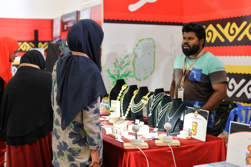 ނޮވެމްބަރ 24، 2019: ދަރުބާރުގޭގައި ކުރިއަށް ދާ "ފަންނު އެކްސްޕޯ 2019"ގެ ތެރެއިން، އެކި ފަނުންގެ ފަންނުވެރިންގެ މަސައްކަތް ދައްކާލުން - ސަން ފޮޓޯ/ ފަޔާޒު މޫސާ 