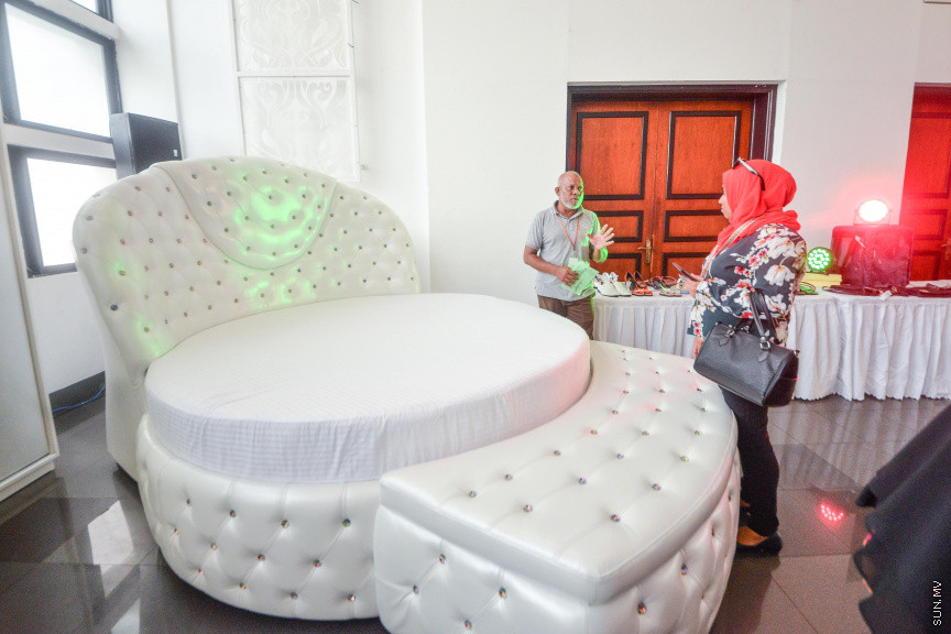 ނޮވެމްބަރ 24، 2019: ދަރުބާރުގޭގައި ކުރިއަށް ދާ "ފަންނު އެކްސްޕޯ 2019"ގެ ތެރެއިން، އެކި ފަނުންގެ ފަންނުވެރިންގެ މަސައްކަތް ދައްކާލުން - ސަން ފޮޓޯ/ ފަޔާޒު މޫސާ 