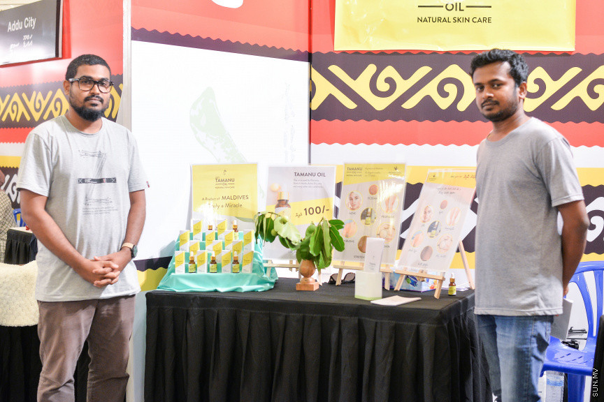 ނޮވެމްބަރ 24، 2019: ދަރުބާރުގޭގައި ކުރިއަށް ދާ "ފަންނު އެކްސްޕޯ 2019"ގެ ތެރެއިން، އެކި ފަނުންގެ ފަންނުވެރިންގެ މަސައްކަތް ދައްކާލުން - ސަން ފޮޓޯ/ ފަޔާޒު މޫސާ 