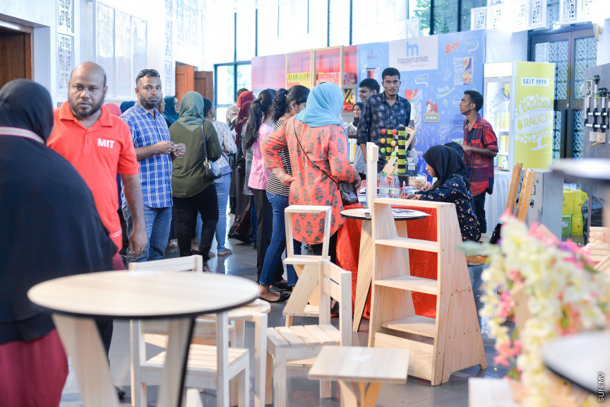 ނޮވެމްބަރ 24، 2019: ދަރުބާރުގޭގައި ކުރިއަށް ދާ "ފަންނު އެކްސްޕޯ 2019"ގެ ތެރެއިން، އެކި ފަނުންގެ ފަންނުވެރިންގެ މަސައްކަތް ދައްކާލުން - ސަން ފޮޓޯ/ ފަޔާޒު މޫސާ 