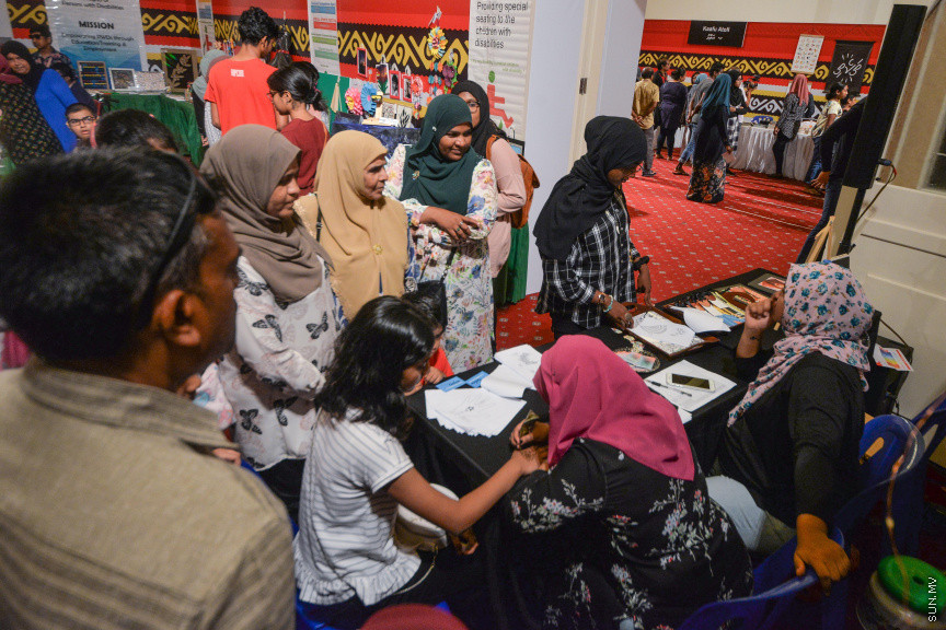 ނޮވެމްބަރ 24، 2019: ދަރުބާރުގޭގައި ކުރިއަށް ދާ "ފަންނު އެކްސްޕޯ 2019"ގެ ތެރެއިން، އެކި ފަނުންގެ ފަންނުވެރިންގެ މަސައްކަތް ދައްކާލުން - ސަން ފޮޓޯ/ ފަޔާޒު މޫސާ 