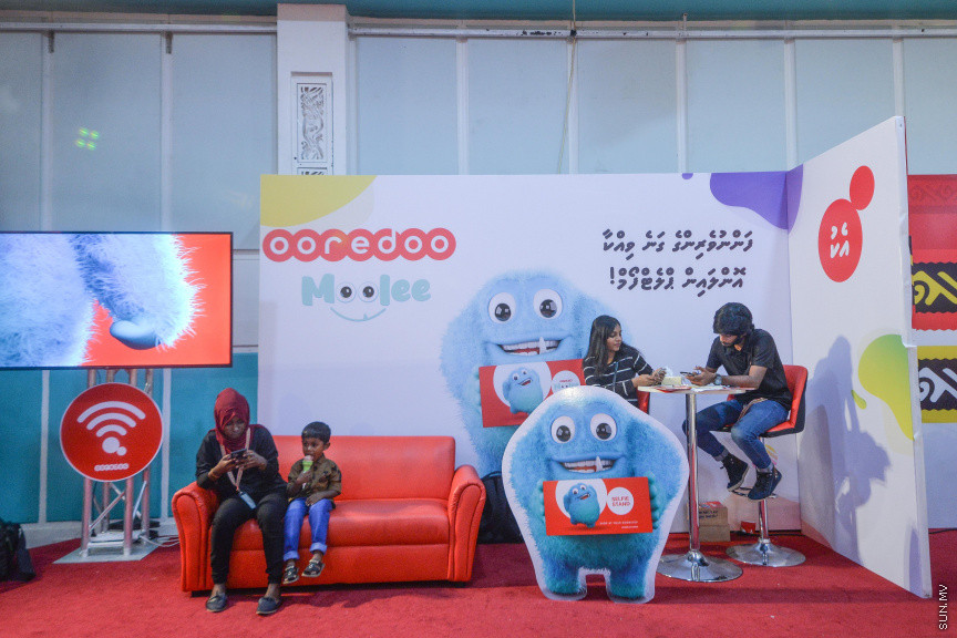 ނޮވެމްބަރ 24، 2019: ދަރުބާރުގޭގައި ކުރިއަށް ދާ "ފަންނު އެކްސްޕޯ 2019"ގެ ތެރެއިން، އެކި ފަނުންގެ ފަންނުވެރިންގެ މަސައްކަތް ދައްކާލުން - ސަން ފޮޓޯ/ ފަޔާޒު މޫސާ 