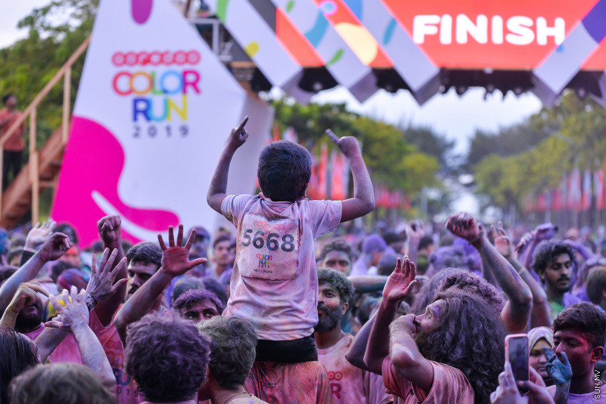ނޮވެމްބަރ 30، 2019: ރާއްޖޭގެ އެންމެ ކުލަގަދަ ދުވުން، އުރީދޫ ކަލާރަން 2019ގެ ތެރެއިން: އެކި އުމުރުފުރާތަކުން 5،000 އަށްވުރެ ގިނަ ދުވުންތެރިން ވަނީ ބައިވެރިވެފައި -- ސަން ފޮޓޯ: އަހްމަދު އަވްޝަން އިލްޔާސް