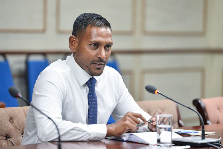 ޑިސެމްބަރ 2، 2019: ޕްރޮސެކިއުޓާ ޖެނެރަލްގެ މަގާމަށް ކުރިމަތިލެއްވި ބޭފުޅުންގެ ތެރެއިން ރައީސުލްޖުމްހޫރިއްޔާ ރައްޔިތުންގެ މަޖިލީހަށް ފޮނުއްވި ހ. ހިޔާކަން ހުސައިން ޝަމީމު އާއި ޖުޑިޝަރީ ކޮމިޓީން އިންޓަވިއު ކުރުމަށް  ބޭއްވި ބައްދަލުވުމުގެ ތެރެއިން -- ސަން ފޮޓޯ/ ފަޔާޒު މޫސާ