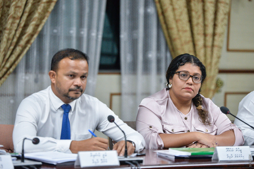 ޑިސެމްބަރ 2، 2019: ޕްރޮސެކިއުޓާ ޖެނެރަލްގެ މަގާމަށް ކުރިމަތިލެއްވި ބޭފުޅުންގެ ތެރެއިން ރައީސުލްޖުމްހޫރިއްޔާ ރައްޔިތުންގެ މަޖިލީހަށް ފޮނުއްވި ހ. ހިޔާކަން ހުސައިން ޝަމީމު އާއި ޖުޑިޝަރީ ކޮމިޓީން އިންޓަވިއު ކުރުމަށް  ބޭއްވި ބައްދަލުވުމުގެ ތެރެއިން -- ސަން ފޮޓޯ/ ފަޔާޒު މޫސާ