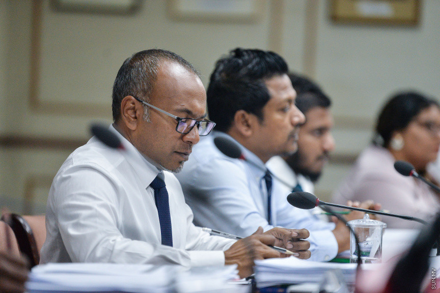 ޑިސެމްބަރ 2، 2019: ޕްރޮސެކިއުޓާ ޖެނެރަލްގެ މަގާމަށް ކުރިމަތިލެއްވި ބޭފުޅުންގެ ތެރެއިން ރައީސުލްޖުމްހޫރިއްޔާ ރައްޔިތުންގެ މަޖިލީހަށް ފޮނުއްވި ހ. ހިޔާކަން ހުސައިން ޝަމީމު އާއި ޖުޑިޝަރީ ކޮމިޓީން އިންޓަވިއު ކުރުމަށް  ބޭއްވި ބައްދަލުވުމުގެ ތެރެއިން -- ސަން ފޮޓޯ/ ފަޔާޒު މޫސާ