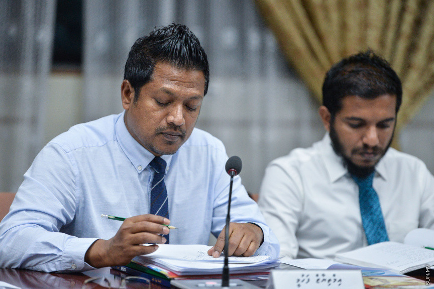 ޑިސެމްބަރ 2، 2019: ޕްރޮސެކިއުޓާ ޖެނެރަލްގެ މަގާމަށް ކުރިމަތިލެއްވި ބޭފުޅުންގެ ތެރެއިން ރައީސުލްޖުމްހޫރިއްޔާ ރައްޔިތުންގެ މަޖިލީހަށް ފޮނުއްވި ހ. ހިޔާކަން ހުސައިން ޝަމީމު އާއި ޖުޑިޝަރީ ކޮމިޓީން އިންޓަވިއު ކުރުމަށް  ބޭއްވި ބައްދަލުވުމުގެ ތެރެއިން -- ސަން ފޮޓޯ/ ފަޔާޒު މޫސާ