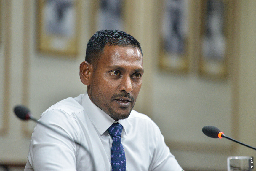 ޑިސެމްބަރ 2، 2019: ޕްރޮސެކިއުޓާ ޖެނެރަލްގެ މަގާމަށް ކުރިމަތިލެއްވި ބޭފުޅުންގެ ތެރެއިން ރައީސުލްޖުމްހޫރިއްޔާ ރައްޔިތުންގެ މަޖިލީހަށް ފޮނުއްވި ހ. ހިޔާކަން ހުސައިން ޝަމީމު އާއި ޖުޑިޝަރީ ކޮމިޓީން އިންޓަވިއު ކުރުމަށް  ބޭއްވި ބައްދަލުވުމުގެ ތެރެއިން -- ސަން ފޮޓޯ/ ފަޔާޒު މޫސާ