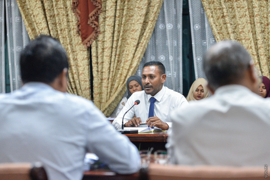 ޑިސެމްބަރ 2، 2019: ޕްރޮސެކިއުޓާ ޖެނެރަލްގެ މަގާމަށް ކުރިމަތިލެއްވި ބޭފުޅުންގެ ތެރެއިން ރައީސުލްޖުމްހޫރިއްޔާ ރައްޔިތުންގެ މަޖިލީހަށް ފޮނުއްވި ހ. ހިޔާކަން ހުސައިން ޝަމީމު އާއި ޖުޑިޝަރީ ކޮމިޓީން އިންޓަވިއު ކުރުމަށް  ބޭއްވި ބައްދަލުވުމުގެ ތެރެއިން -- ސަން ފޮޓޯ/ ފަޔާޒު މޫސާ