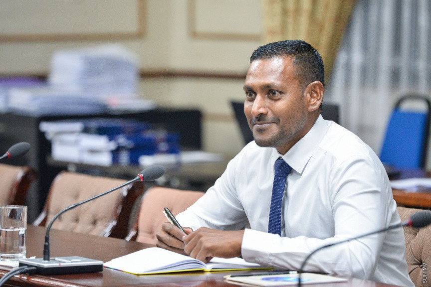 ޑިސެމްބަރ 2، 2019: ޕްރޮސެކިއުޓާ ޖެނެރަލްގެ މަގާމަށް ކުރިމަތިލެއްވި ބޭފުޅުންގެ ތެރެއިން ރައީސުލްޖުމްހޫރިއްޔާ ރައްޔިތުންގެ މަޖިލީހަށް ފޮނުއްވި ހ. ހިޔާކަން ހުސައިން ޝަމީމު އާއި ޖުޑިޝަރީ ކޮމިޓީން އިންޓަވިއު ކުރުމަށް  ބޭއްވި ބައްދަލުވުމުގެ ތެރެއިން -- ސަން ފޮޓޯ/ ފަޔާޒު މޫސާ