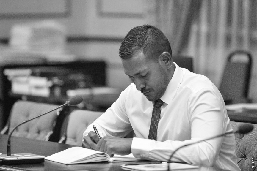 ޑިސެމްބަރ 2، 2019: ޕްރޮސެކިއުޓާ ޖެނެރަލްގެ މަގާމަށް ކުރިމަތިލެއްވި ބޭފުޅުންގެ ތެރެއިން ރައީސުލްޖުމްހޫރިއްޔާ ރައްޔިތުންގެ މަޖިލީހަށް ފޮނުއްވި ހ. ހިޔާކަން ހުސައިން ޝަމީމު އާއި ޖުޑިޝަރީ ކޮމިޓީން އިންޓަވިއު ކުރުމަށް  ބޭއްވި ބައްދަލުވުމުގެ ތެރެއިން -- ސަން ފޮޓޯ/ ފަޔާޒު މޫސާ