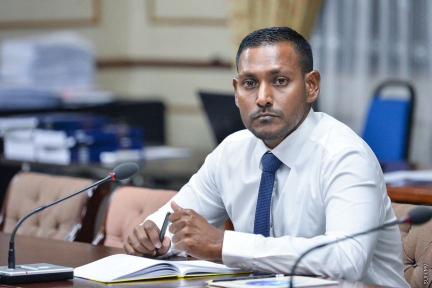 ޑިސެމްބަރ 2، 2019: ޕްރޮސެކިއުޓާ ޖެނެރަލްގެ މަގާމަށް ކުރިމަތިލެއްވި ބޭފުޅުންގެ ތެރެއިން ރައީސުލްޖުމްހޫރިއްޔާ ރައްޔިތުންގެ މަޖިލީހަށް ފޮނުއްވި ހ. ހިޔާކަން ހުސައިން ޝަމީމު އާއި ޖުޑިޝަރީ ކޮމިޓީން އިންޓަވިއު ކުރުމަށް  ބޭއްވި ބައްދަލުވުމުގެ ތެރެއިން -- ސަން ފޮޓޯ/ ފަޔާޒު މޫސާ