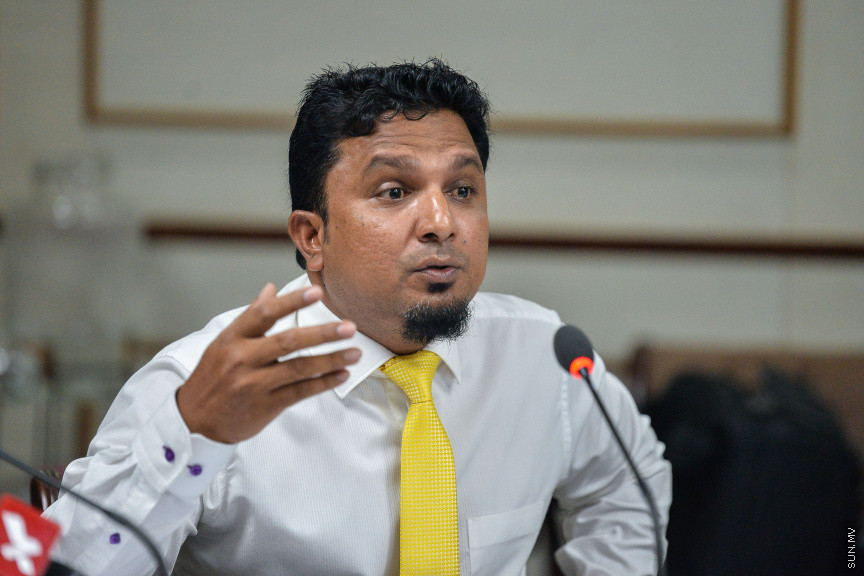 ޑިސެމްބަރ 2، 2019: ޕްރޮސެކިއުޓާ ޖެނެރަލްގެ މަގާމަށް ކުރިމަތިލެއްވި ބޭފުޅުންގެ ތެރެއިން ރައީސުލްޖުމްހޫރިއްޔާ ރައްޔިތުންގެ މަޖިލީހަށް ފޮނުއްވި ހ. ހިޔާކަން ހުސައިން ޝަމީމު އާއި ޖުޑިޝަރީ ކޮމިޓީން އިންޓަވިއު ކުރުމަށް  ބޭއްވި ބައްދަލުވުމުގެ ތެރެއިން -- ސަން ފޮޓޯ/ ފަޔާޒު މޫސާ