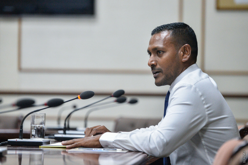 ޑިސެމްބަރ 2، 2019: ޕްރޮސެކިއުޓާ ޖެނެރަލްގެ މަގާމަށް ކުރިމަތިލެއްވި ބޭފުޅުންގެ ތެރެއިން ރައީސުލްޖުމްހޫރިއްޔާ ރައްޔިތުންގެ މަޖިލީހަށް ފޮނުއްވި ހ. ހިޔާކަން ހުސައިން ޝަމީމު އާއި ޖުޑިޝަރީ ކޮމިޓީން އިންޓަވިއު ކުރުމަށް  ބޭއްވި ބައްދަލުވުމުގެ ތެރެއިން -- ސަން ފޮޓޯ/ ފަޔާޒު މޫސާ