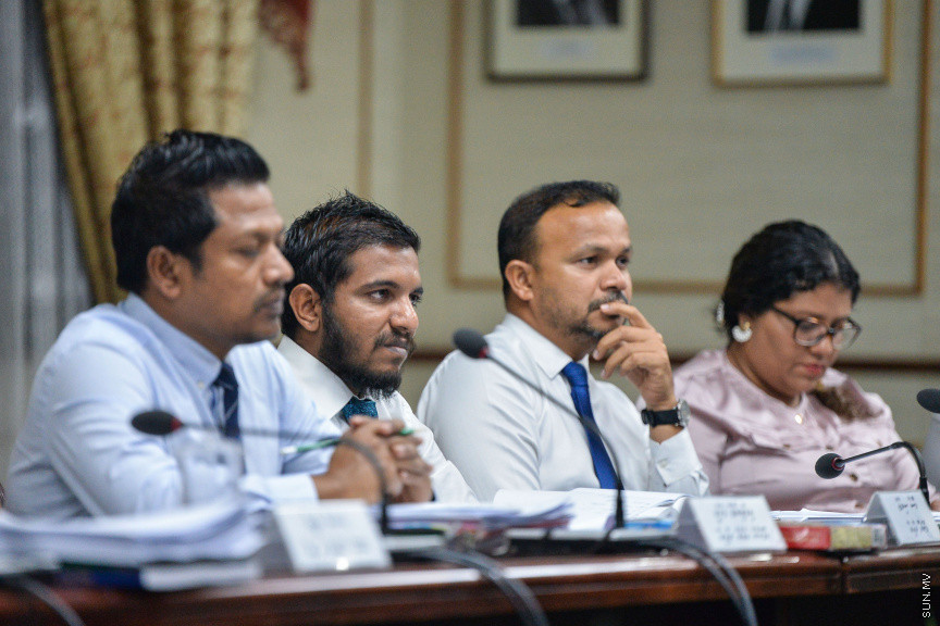ޑިސެމްބަރ 2، 2019: ޕްރޮސެކިއުޓާ ޖެނެރަލްގެ މަގާމަށް ކުރިމަތިލެއްވި ބޭފުޅުންގެ ތެރެއިން ރައީސުލްޖުމްހޫރިއްޔާ ރައްޔިތުންގެ މަޖިލީހަށް ފޮނުއްވި ހ. ހިޔާކަން ހުސައިން ޝަމީމު އާއި ޖުޑިޝަރީ ކޮމިޓީން އިންޓަވިއު ކުރުމަށް  ބޭއްވި ބައްދަލުވުމުގެ ތެރެއިން -- ސަން ފޮޓޯ/ ފަޔާޒު މޫސާ