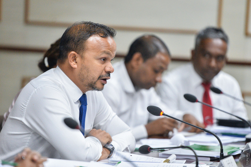 ޑިސެމްބަރ 2، 2019: ޕްރޮސެކިއުޓާ ޖެނެރަލްގެ މަގާމަށް ކުރިމަތިލެއްވި ބޭފުޅުންގެ ތެރެއިން ރައީސުލްޖުމްހޫރިއްޔާ ރައްޔިތުންގެ މަޖިލީހަށް ފޮނުއްވި ހ. ހިޔާކަން ހުސައިން ޝަމީމު އާއި ޖުޑިޝަރީ ކޮމިޓީން އިންޓަވިއު ކުރުމަށް  ބޭއްވި ބައްދަލުވުމުގެ ތެރެއިން -- ސަން ފޮޓޯ/ ފަޔާޒު މޫސާ
