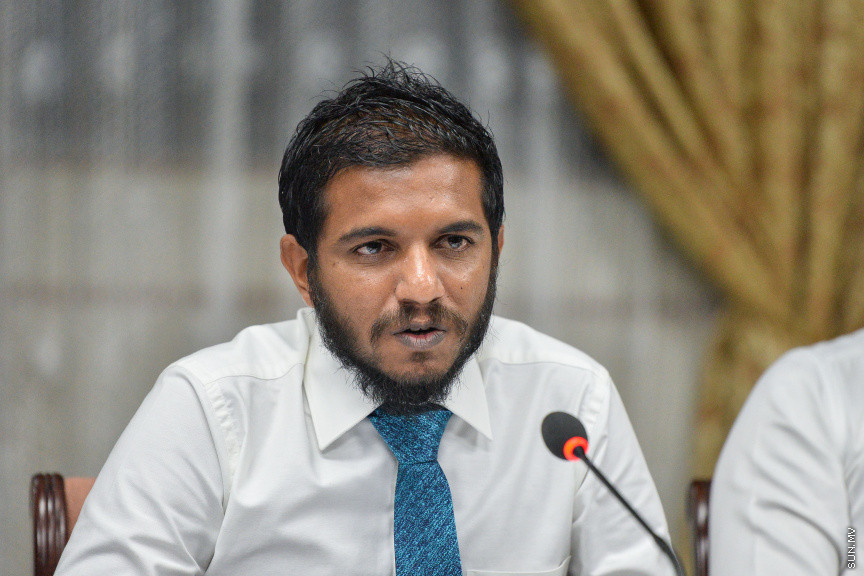 ޑިސެމްބަރ 2، 2019: ޕްރޮސެކިއުޓާ ޖެނެރަލްގެ މަގާމަށް ކުރިމަތިލެއްވި ބޭފުޅުންގެ ތެރެއިން ރައީސުލްޖުމްހޫރިއްޔާ ރައްޔިތުންގެ މަޖިލީހަށް ފޮނުއްވި ހ. ހިޔާކަން ހުސައިން ޝަމީމު އާއި ޖުޑިޝަރީ ކޮމިޓީން އިންޓަވިއު ކުރުމަށް  ބޭއްވި ބައްދަލުވުމުގެ ތެރެއިން -- ސަން ފޮޓޯ/ ފަޔާޒު މޫސާ