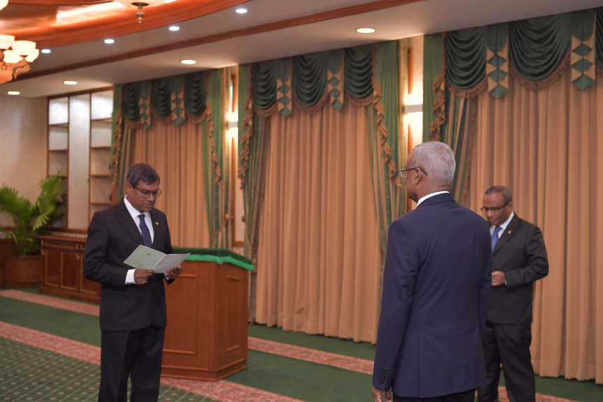 އުއްތަމަފަނޑިޔާރުކަމަށް މ. ގުލްފާމުގޭ އަހްމަދު މުއުތަސިމް އަދުނާން އައްޔަނުކުރެއްވުން -- ފޮޓޯ/ ރައީސް އޮފީސް
