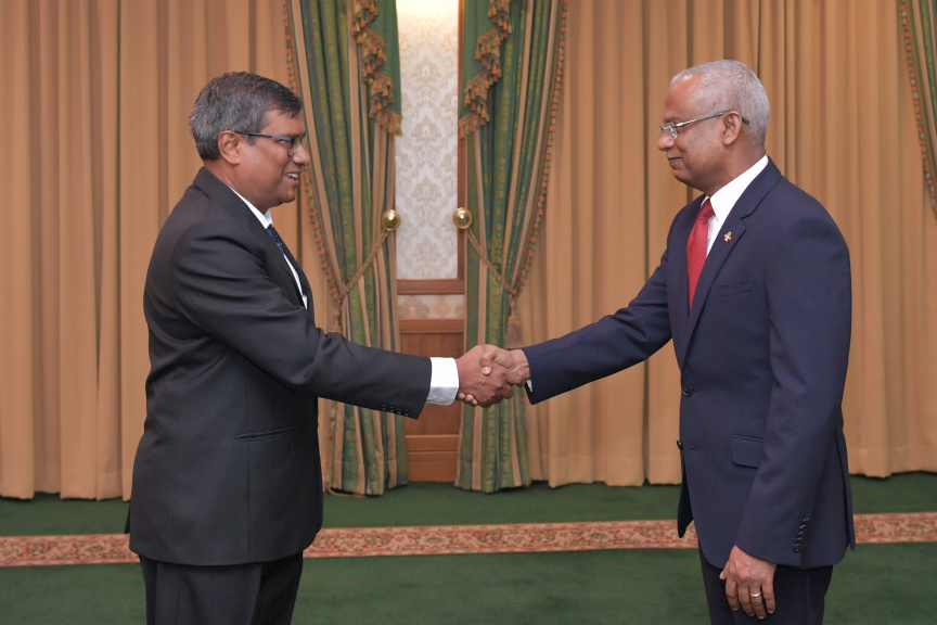 އުއްތަމަފަނޑިޔާރުކަމަށް މ. ގުލްފާމުގޭ އަހްމަދު މުއުތަސިމް އަދުނާން އައްޔަނުކުރެއްވުން -- ފޮޓޯ/ ރައީސް އޮފީސް