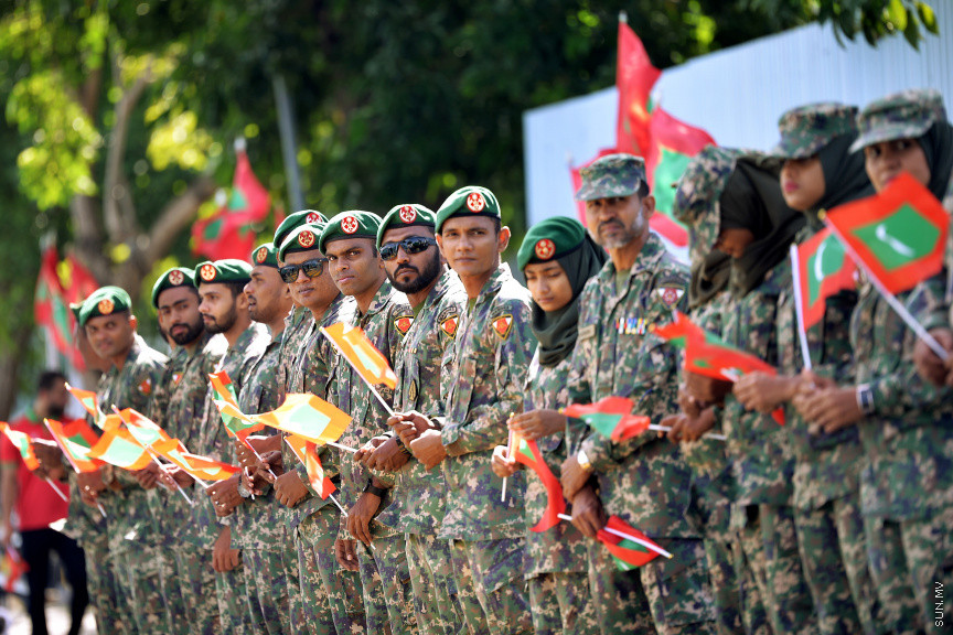 ޑިސެމްބަރ 10، 2019: ސައުތު އެޝިއަންސް ގޭމްސްގައި ރާއްޖޭގެ އެއްވަނަ ދުވުންތެރިޔާ ހަސަން ސާއިދު ހޯދި ރަން ކާމިޔާބީއަށްފަހު އެނބުރި މާލެ އައުމުން އޭނާއަށް މަރުހަބާ ކިޔުން -- ސަން ފޮޓޯ/ އަހުމަދު އަވްޝަން އިލްޔާސް
