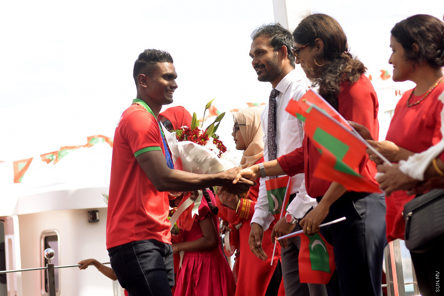 ޑިސެމްބަރ 10، 2019: ސައުތު އެޝިއަންސް ގޭމްސްގައި ރާއްޖޭގެ އެއްވަނަ ދުވުންތެރިޔާ ހަސަން ސާއިދު ހޯދި ރަން ކާމިޔާބީއަށްފަހު އެނބުރި މާލެ އައުމުން އޭނާއަށް މަރުހަބާ ކިޔުން -- ސަން ފޮޓޯ/ އަހުމަދު އަވްޝަން އިލްޔާސް