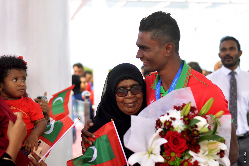 ޑިސެމްބަރ 10، 2019: ސައުތު އެޝިއަންސް ގޭމްސްގައި ރާއްޖޭގެ އެއްވަނަ ދުވުންތެރިޔާ ހަސަން ސާއިދު ހޯދި ރަން ކާމިޔާބީއަށްފަހު އެނބުރި މާލެ އައުމުން އޭނާއަށް މަރުހަބާ ކިޔުން -- ސަން ފޮޓޯ/ އަހުމަދު އަވްޝަން އިލްޔާސް