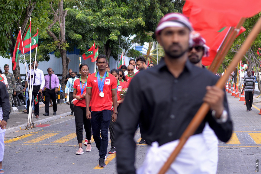 ޑިސެމްބަރ 10، 2019: ސައުތު އެޝިއަންސް ގޭމްސްގައި ރާއްޖޭގެ އެއްވަނަ ދުވުންތެރިޔާ ހަސަން ސާއިދު ހޯދި ރަން ކާމިޔާބީއަށްފަހު އެނބުރި މާލެ އައުމުން އޭނާއަށް މަރުހަބާ ކިޔުން -- ސަން ފޮޓޯ/ އަހުމަދު އަވްޝަން އިލްޔާސް