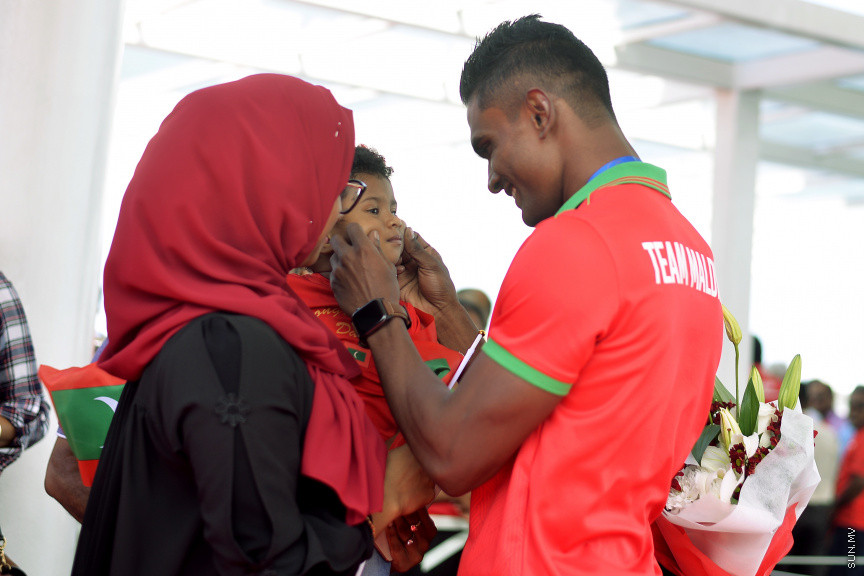 ޑިސެމްބަރ 10، 2019: ސައުތު އެޝިއަންސް ގޭމްސްގައި ރާއްޖޭގެ އެއްވަނަ ދުވުންތެރިޔާ ހަސަން ސާއިދު ހޯދި ރަން ކާމިޔާބީއަށްފަހު އެނބުރި މާލެ އައުމުން އޭނާއަށް މަރުހަބާ ކިޔުން -- ސަން ފޮޓޯ/ އަހުމަދު އަވްޝަން އިލްޔާސް