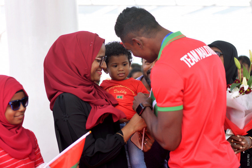 ޑިސެމްބަރ 10، 2019: ސައުތު އެޝިއަންސް ގޭމްސްގައި ރާއްޖޭގެ އެއްވަނަ ދުވުންތެރިޔާ ހަސަން ސާއިދު ހޯދި ރަން ކާމިޔާބީއަށްފަހު އެނބުރި މާލެ އައުމުން އޭނާއަށް މަރުހަބާ ކިޔުން -- ސަން ފޮޓޯ/ އަހުމަދު އަވްޝަން އިލްޔާސް