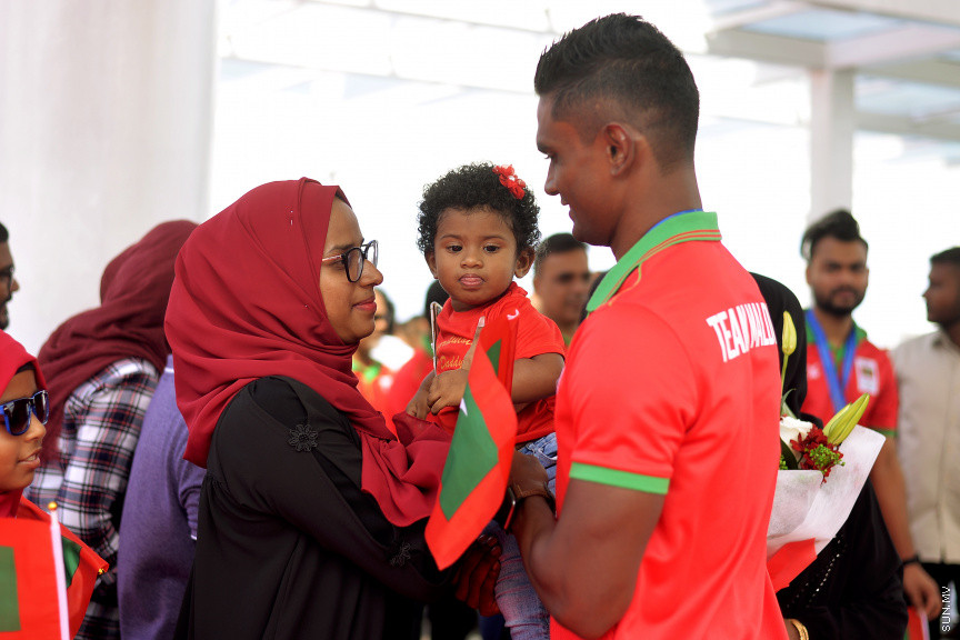 ޑިސެމްބަރ 10، 2019: ސައުތު އެޝިއަންސް ގޭމްސްގައި ރާއްޖޭގެ އެއްވަނަ ދުވުންތެރިޔާ ހަސަން ސާއިދު ހޯދި ރަން ކާމިޔާބީއަށްފަހު އެނބުރި މާލެ އައުމުން އޭނާއަށް މަރުހަބާ ކިޔުން -- ސަން ފޮޓޯ/ އަހުމަދު އަވްޝަން އިލްޔާސް