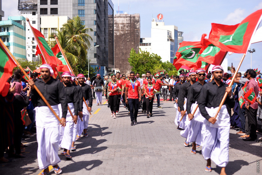 ޑިސެމްބަރ 10، 2019: ސައުތު އެޝިއަންސް ގޭމްސްގައި ރާއްޖޭގެ އެއްވަނަ ދުވުންތެރިޔާ ހަސަން ސާއިދު ހޯދި ރަން ކާމިޔާބީއަށްފަހު އެނބުރި މާލެ އައުމުން އޭނާއަށް މަރުހަބާ ކިޔުން -- ސަން ފޮޓޯ/ އަހުމަދު އަވްޝަން އިލްޔާސް