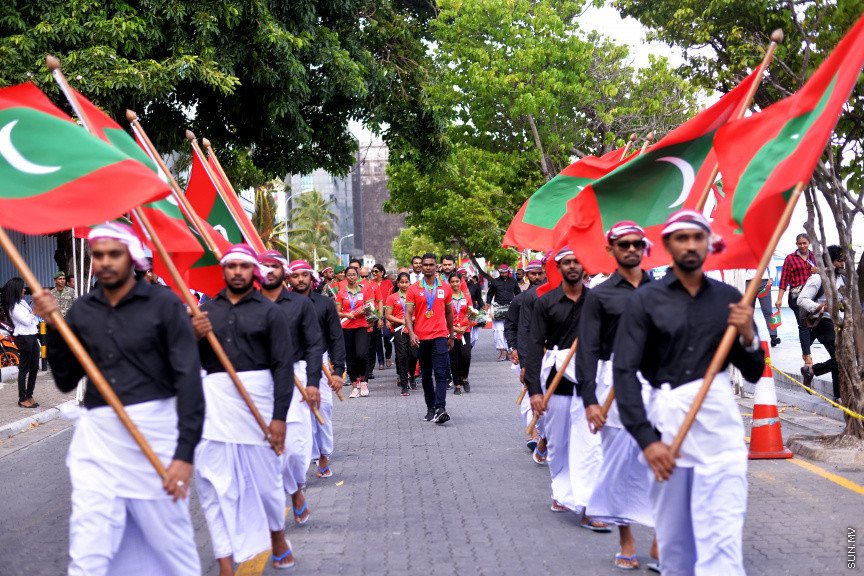 ޑިސެމްބަރ 10، 2019: ސައުތު އެޝިއަންސް ގޭމްސްގައި ރާއްޖޭގެ އެއްވަނަ ދުވުންތެރިޔާ ހަސަން ސާއިދު ހޯދި ރަން ކާމިޔާބީއަށްފަހު އެނބުރި މާލެ އައުމުން އޭނާއަށް މަރުހަބާ ކިޔުން -- ސަން ފޮޓޯ/ އަހުމަދު އަވްޝަން އިލްޔާސް
