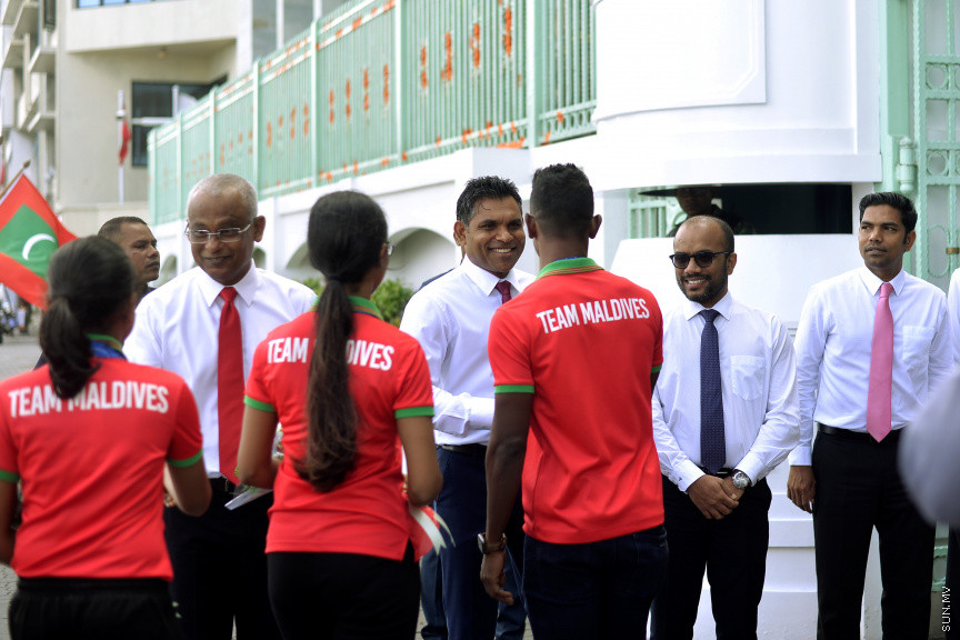 ޑިސެމްބަރ 10، 2019: ސައުތު އެޝިއަންސް ގޭމްސްގައި ރާއްޖޭގެ އެއްވަނަ ދުވުންތެރިޔާ ހަސަން ސާއިދު ހޯދި ރަން ކާމިޔާބީއަށްފަހު އެނބުރި މާލެ އައުމުން އޭނާއަށް މަރުހަބާ ކިޔުން -- ސަން ފޮޓޯ/ އަހުމަދު އަވްޝަން އިލްޔާސް