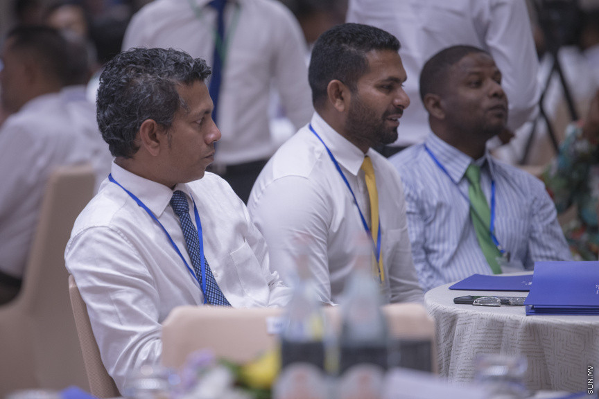 ޑިސެމްބަރު 15، 2019: ކުރޮސްރޯޑުގައި ބޭއްވި "ވިއަވަތި ރާއްޖެ" ކައުންސިލަރުންގެ ކޮންފަރެންސްގެ ތެރެއިން: މި ކޮންފެަރެންސްއަކީ، ރައީސް ސޯލިހްގެ ދައުވަތަކަށް ހުރިހާ ރަށެއް ތަމްސީލުވާ ގޮތަށް ބޭއްވި ކޮންފަރެންސެއް --- ސަން ފޮޓޯ/ މުޒައްޔިން ނާޒިމް