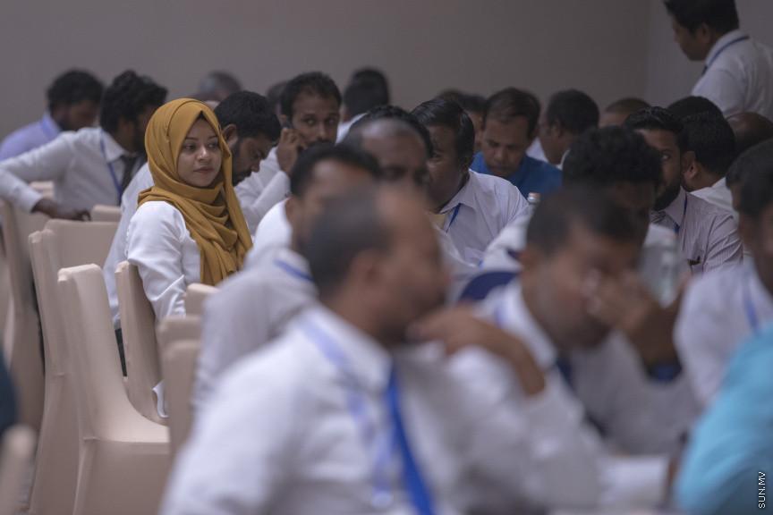 ޑިސެމްބަރު 15، 2019: ކުރޮސްރޯޑުގައި ބޭއްވި "ވިއަވަތި ރާއްޖެ" ކައުންސިލަރުންގެ ކޮންފަރެންސްގެ ތެރެއިން: މި ކޮންފެަރެންސްއަކީ، ލާމަރުކަޒީ ގާނޫނަށް ގެނައި އިސްލާހުތަކާއި 2020 ބަޖެޓަށް ކައުންސިލްތައް ތައްޔާރުވުމަށްޓަކައި ރައީސް އޮފީހުން އިންތިޒާމް ކުރި ކޮންފަރެންސެއް --- ސަން ފޮޓޯ/ މުޒައްޔިން ނާޒިމް
