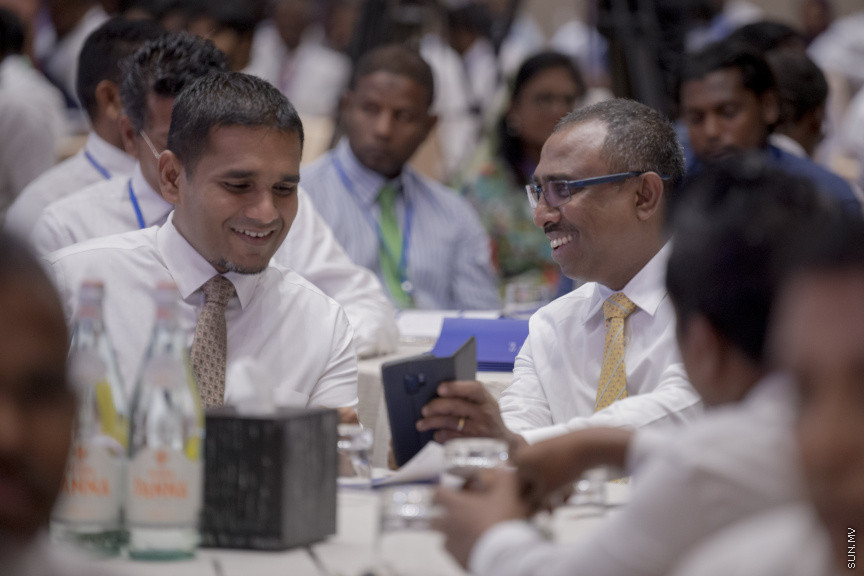 ޑިސެމްބަރު 15، 2019: ކުރޮސްރޯޑުގައި ބޭއްވި "ވިއަވަތި ރާއްޖެ" ކައުންސިލަރުންގެ ކޮންފަރެންސްގެ ތެރެއިން: އެމްޑީޕީ ޕީޖީ މެމްބަރުން --- ސަން ފޮޓޯ/ މުޒައްޔިން ނާޒިމް