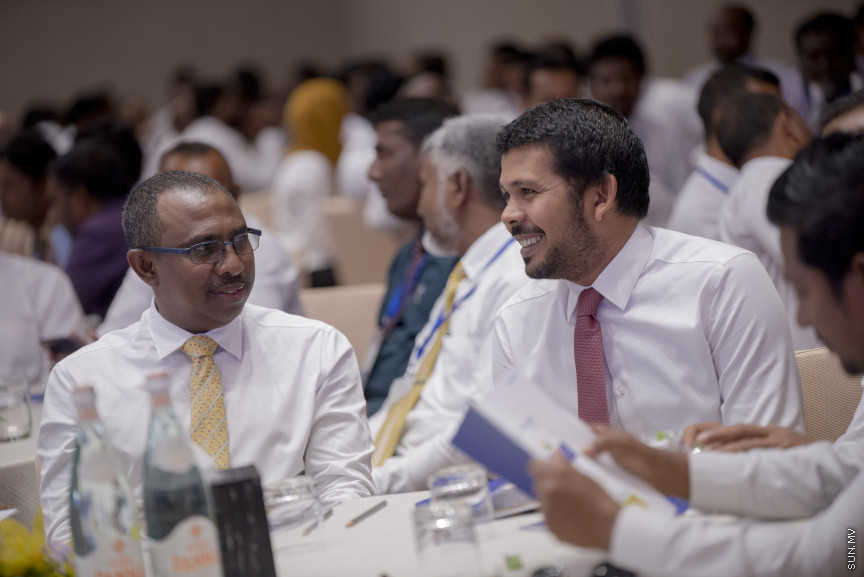 ޑިސެމްބަރު 15، 2019: ކުރޮސްރޯޑުގައި ބޭއްވި "ވިއަވަތި ރާއްޖެ" ކައުންސިލަރުންގެ ކޮންފަރެންސްގެ ތެރެއިން: އެމްޑީޕީ ޕީޖީ މެމްބަރުން --- ސަން ފޮޓޯ/ މުޒައްޔިން ނާޒިމް