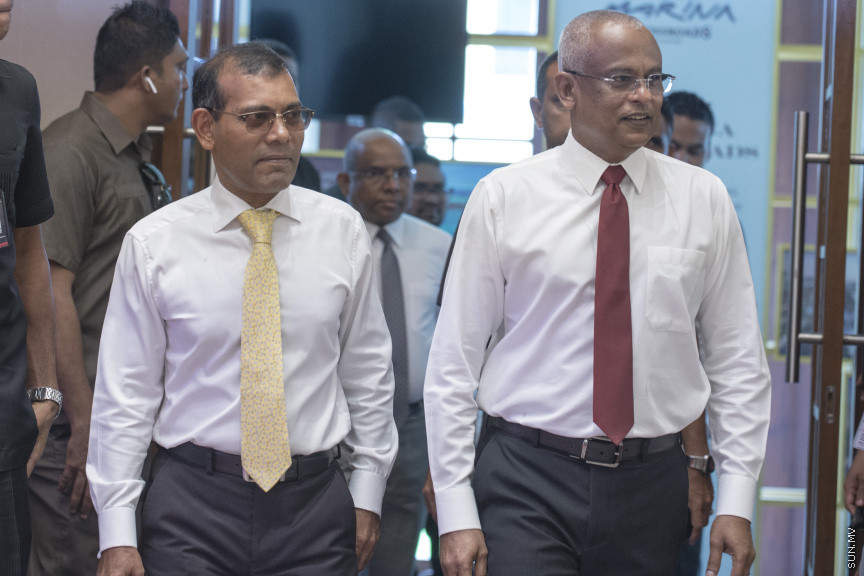 ޑިސެމްބަރު 15، 2019: ކުރޮސްރޯޑުގައި ބޭއްވި "ވިއަވަތި ރާއްޖެ" ކައުންސިލަރުންގެ ކޮންފަރެންސްގެ ތެރެއިން: ކޮންފަރެންސް ފެއްޓުމުގެ ރަސްމިއްޔާތަށް ރައީސް ސޯލިހާއި  ރައީސް ނަޝީދު ވަޑައިގަންނަވަނީ  ---- ސަން ފޮޓޯ/ މުޒައްޔިން ނާޒިމް