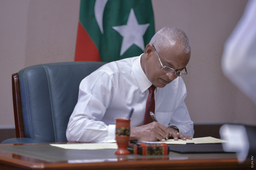 ޑިސެމްބަރު 15، 2019: ކުރޮސްރޯޑުގައި ބޭއްވި "ވިއަވަތި ރާއްޖެ" ކައުންސިލަރުންގެ ކޮންފަރެންސްގެ ތެރެއިން: ލާމަރުކަޒީ ބިލު ރައީސް ސޯލިހް ތަސްދީގު ކުރައްވަނީ ---- ސަން ފޮޓޯ/ މުޒައްޔިން ނާޒިމް