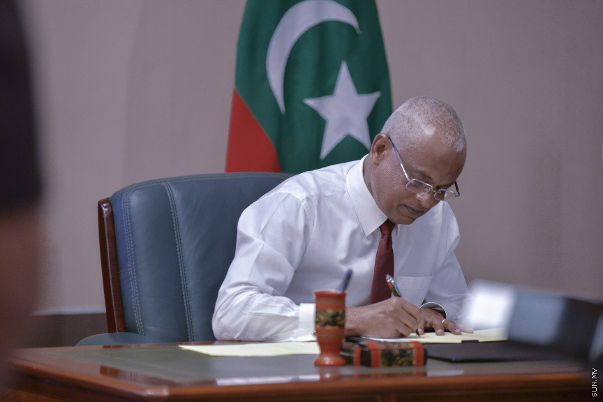 ޑިސެމްބަރު 15، 2019: ކުރޮސްރޯޑުގައި ބޭއްވި "ވިއަވަތި ރާއްޖެ" ކައުންސިލަރުންގެ ކޮންފަރެންސްގެ ތެރެއިން: ލާމަރުކަޒީ ބިލު ރައީސް ސޯލިހް ތަސްދީގު ކުރައްވަނީ ---- ސަން ފޮޓޯ/ މުޒައްޔިން ނާޒިމް