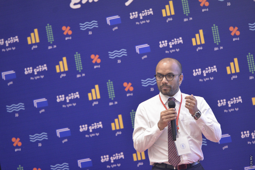 ޑިސެމްބަރު 15، 2019: ކުރޮސްރޯޑުގައި ބޭއްވި "ވިއަވަތި ރާއްޖެ" ކައުންސިލަރުންގެ ކޮންފަރެންސްގެ ތެރެއިން: ފިނޭސް މިނިސްޓަރު އަމީރު ވާހަކަ ދައްކަވަނީ ---- ސަން ފޮޓޯ/ މުޒައްޔިން ނާޒިމް