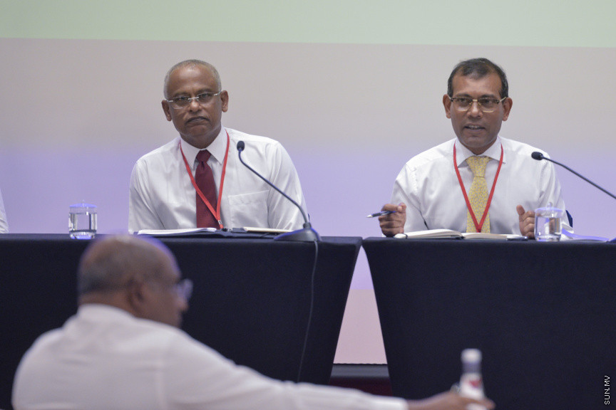 ޑިސެމްބަރު 15، 2019: ކުރޮސްރޯޑުގައި ބޭއްވި "ވިއަވަތި ރާއްޖެ" ކައުންސިލަރުންގެ ކޮންފަރެންސްގެ ތެރެއިން: ރައީސް ސޯލިހާއި ރައީސް ނަޝީދު ---- ސަން ފޮޓޯ/ މުޒައްޔިން ނާޒިމް