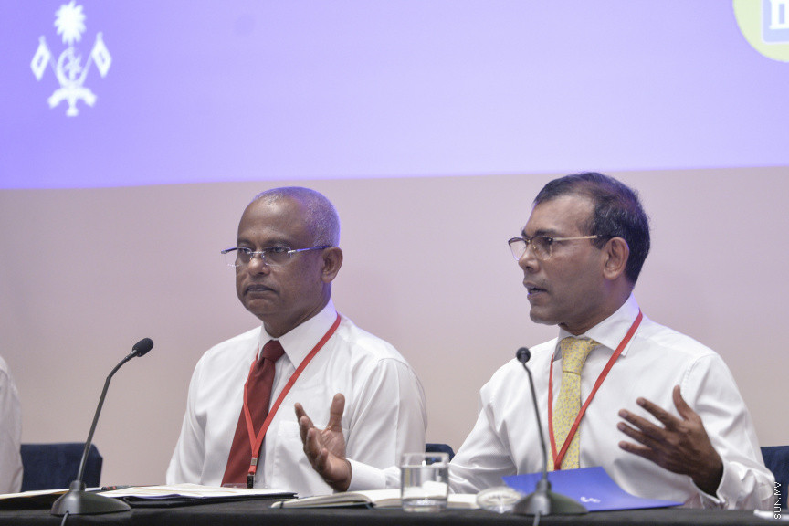 ޑިސެމްބަރު 15، 2019: ކުރޮސްރޯޑުގައި ބޭއްވި "ވިއަވަތި ރާއްޖެ" ކައުންސިލަރުންގެ ކޮންފަރެންސްގެ ތެރެއިން: ރައީސް ސޯލިހާއި ރައީސް ނަޝީދު ---- ސަން ފޮޓޯ/ މުޒައްޔިން ނާޒިމް