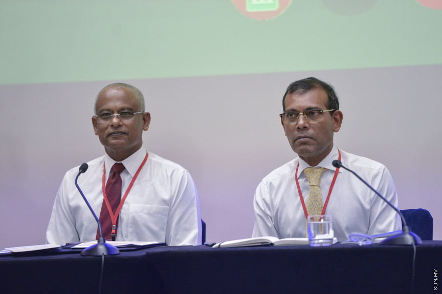 ޑިސެމްބަރު 15، 2019: ކުރޮސްރޯޑުގައި ބޭއްވި "ވިއަވަތި ރާއްޖެ" ކައުންސިލަރުންގެ ކޮންފަރެންސްގެ ތެރެއިން: ރައީސް ސޯލިހާއި ރައީސް ނަޝީދު ---- ސަން ފޮޓޯ/ މުޒައްޔިން ނާޒިމް