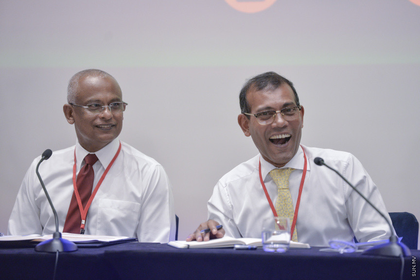 ޑިސެމްބަރު 15، 2019: ކުރޮސްރޯޑުގައި ބޭއްވި "ވިއަވަތި ރާއްޖެ" ކައުންސިލަރުންގެ ކޮންފަރެންސްގެ ތެރެއިން: ރައީސް ސޯލިހާއި ރައީސް ނަޝީދު ---- ސަން ފޮޓޯ/ މުޒައްޔިން ނާޒިމް