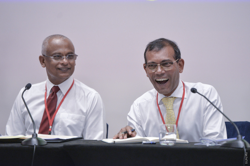 ޑިސެމްބަރު 15، 2019: ކުރޮސްރޯޑުގައި ބޭއްވި "ވިއަވަތި ރާއްޖެ" ކައުންސިލަރުންގެ ކޮންފަރެންސްގެ ތެރެއިން: ރައީސް ސޯލިހާއި ރައީސް ނަޝީދު ---- ސަން ފޮޓޯ/ މުޒައްޔިން ނާޒިމް