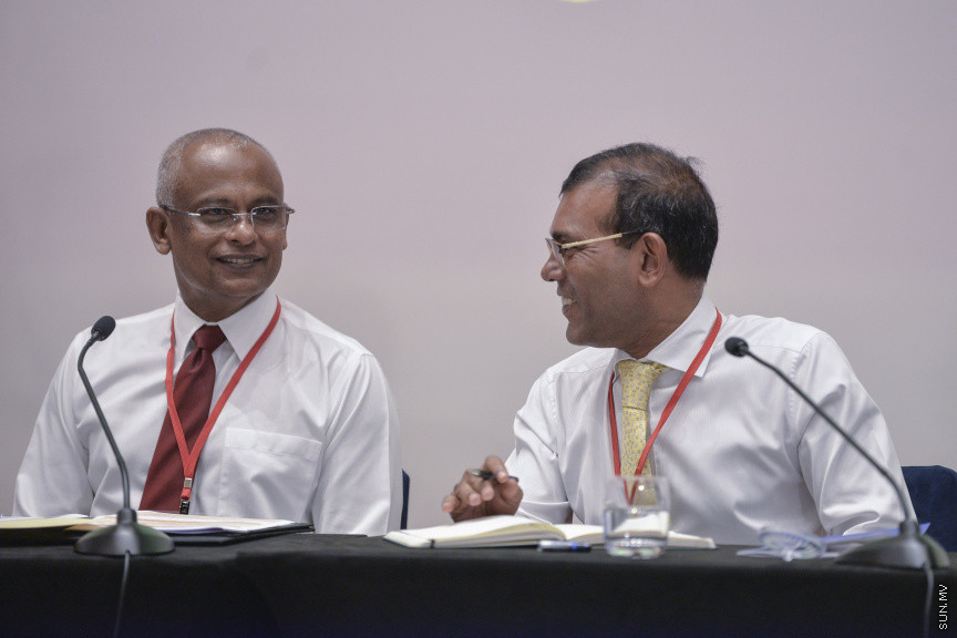 ޑިސެމްބަރު 15، 2019: ކުރޮސްރޯޑުގައި ބޭއްވި "ވިއަވަތި ރާއްޖެ" ކައުންސިލަރުންގެ ކޮންފަރެންސްގެ ތެރެއިން: ރައީސް ސޯލިހާއި ރައީސް ނަޝީދު ---- ސަން ފޮޓޯ/ މުޒައްޔިން ނާޒިމް