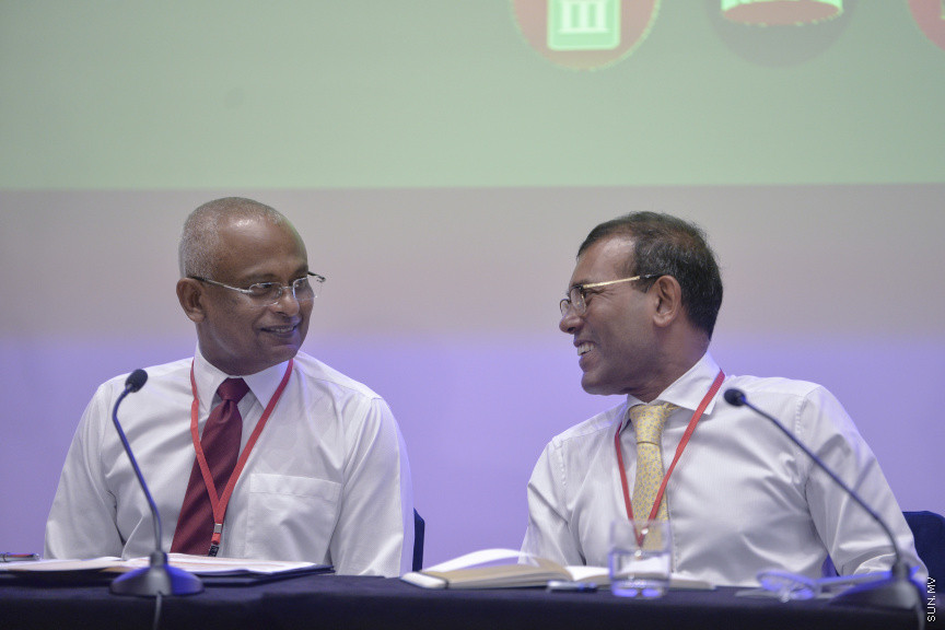 ޑިސެމްބަރު 15، 2019: ކުރޮސްރޯޑުގައި ބޭއްވި "ވިއަވަތި ރާއްޖެ" ކައުންސިލަރުންގެ ކޮންފަރެންސްގެ ތެރެއިން: ރައީސް ސޯލިހާއި ރައީސް ނަޝީދު ---- ސަން ފޮޓޯ/ މުޒައްޔިން ނާޒިމް