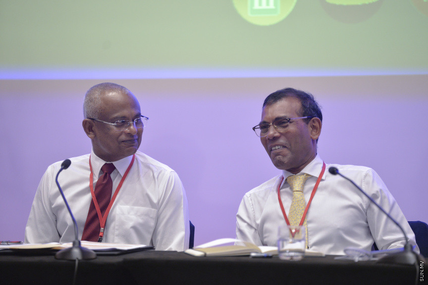 ޑިސެމްބަރު 15، 2019: ކުރޮސްރޯޑުގައި ބޭއްވި "ވިއަވަތި ރާއްޖެ" ކައުންސިލަރުންގެ ކޮންފަރެންސްގެ ތެރެއިން: ރައީސް ސޯލިހާއި ރައީސް ނަޝީދު ---- ސަން ފޮޓޯ/ މުޒައްޔިން ނާޒިމް