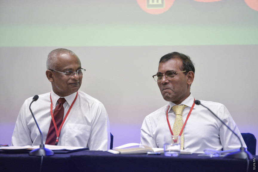 ޑިސެމްބަރު 15، 2019: ކުރޮސްރޯޑުގައި ބޭއްވި "ވިއަވަތި ރާއްޖެ" ކައުންސިލަރުންގެ ކޮންފަރެންސްގެ ތެރެއިން: ރައީސް ސޯލިހާއި ރައީސް ނަޝީދު ---- ސަން ފޮޓޯ/ މުޒައްޔިން ނާޒިމް